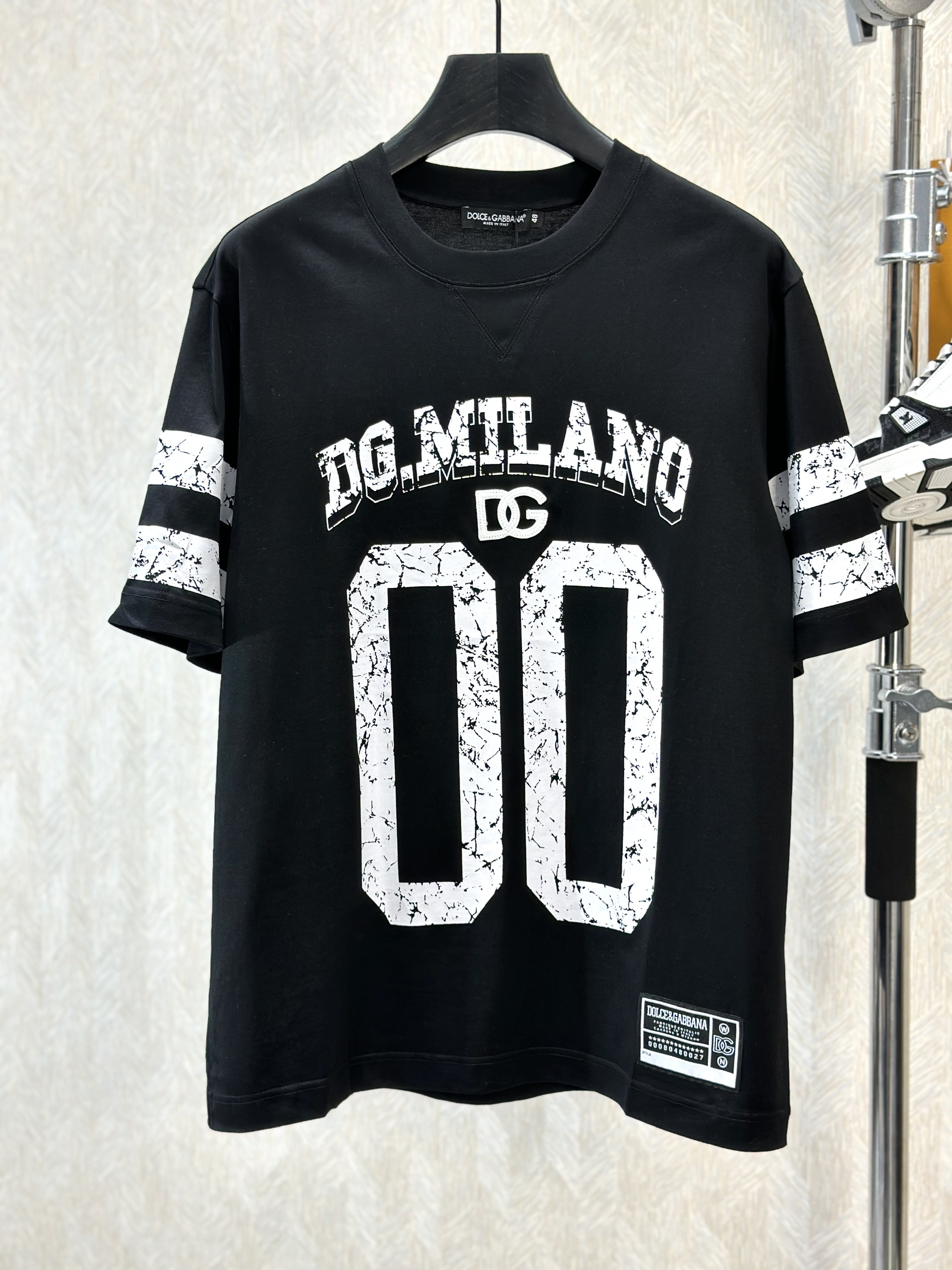 Áo phông T-shirt Dolce Gabbana DG Đen logo chữ số 00 kẻ sọc tay Trắng Like Auth on web VTN